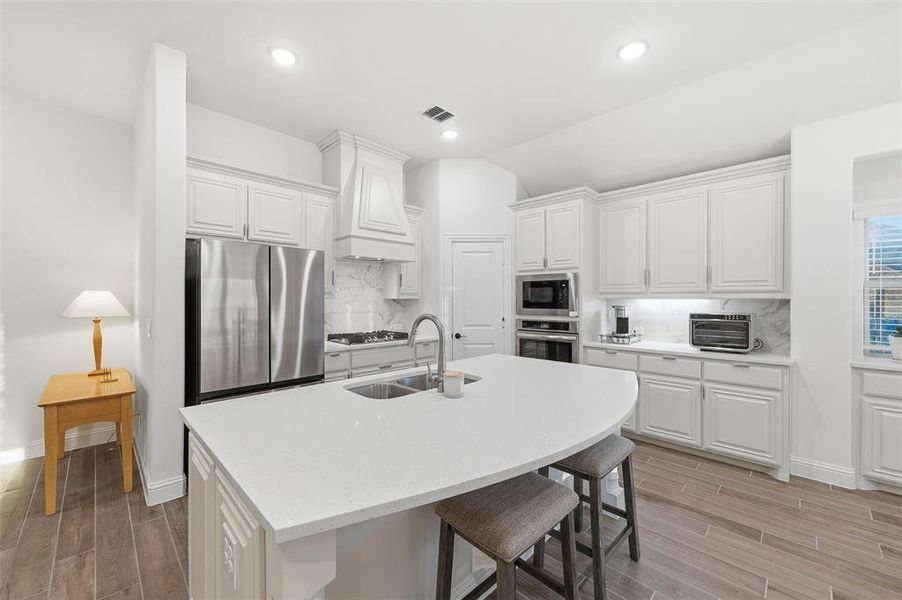 Large breakfast bar is perfect for casual dining or chatting with the chef! Large breakfast bar is perfect for casual dining or chatting with the chef!