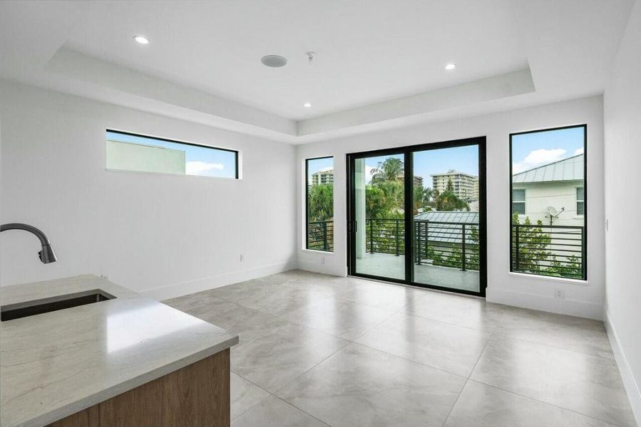 UPSTAIRS MASTER WITH TERRACE UPSTAIRS MASTER WITH TERRACE