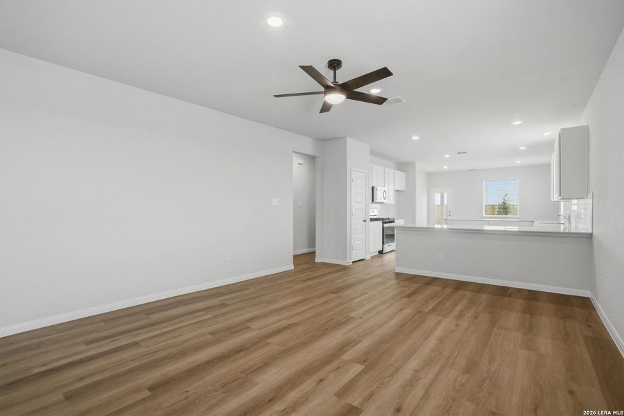 Spacious, unfurnished interior of a new home in Dauer Ranch, New Braunfels (Image 13).