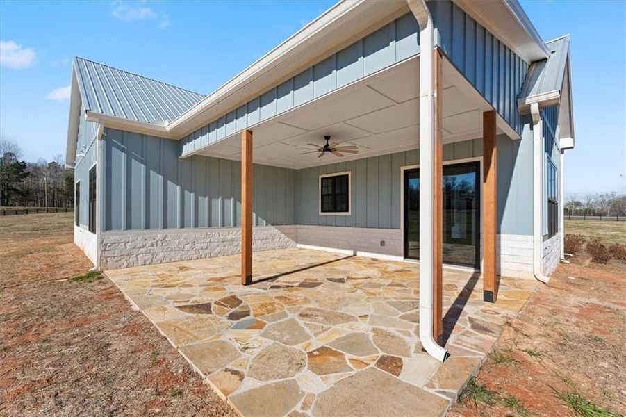 Exterior details and patio area of a home in , Bremen (Image 4).
