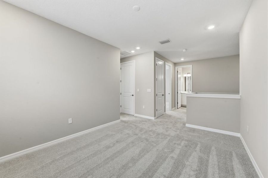 Spacious, unfurnished interior of a new home in Skye Ranch Community Group Page, Sarasota (Image 18).