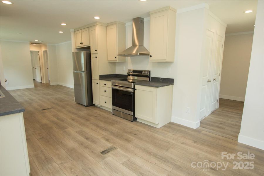 Laundry room off Kitchen Laundry room off Kitchen