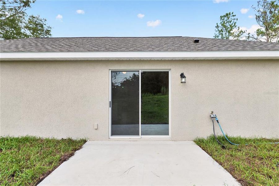 Exterior details and patio area of a home in , Dunnellon (Image 32).