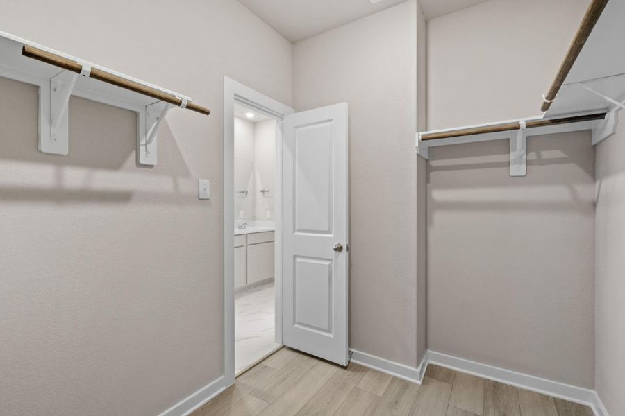 Spacious, unfurnished interior of a new home in Westridge Cove, Conroe (Image 28).