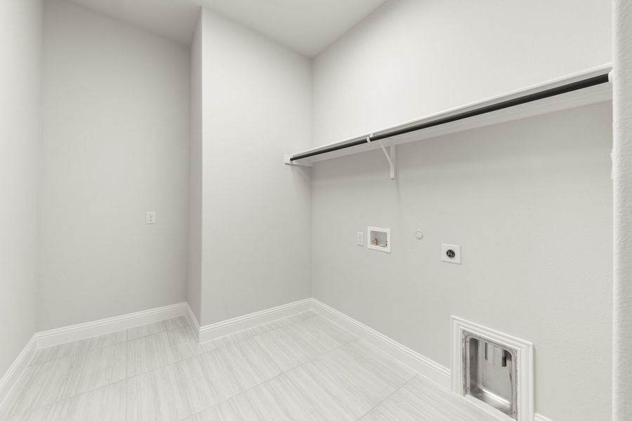 Spacious, unfurnished interior of a new home in River Ranch, Van Alstyne (Image 27).