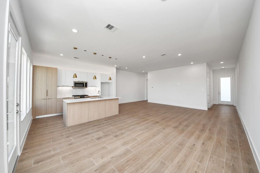 Spacious, unfurnished interior of a new home in , Houston (Image 25).