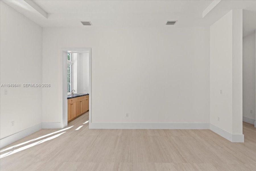 Spacious, unfurnished interior of a new home in , Pinecrest (Image 41).