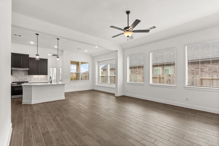 Spacious, unfurnished interior of a new home in Beacon Point, Texas City (Image 32).