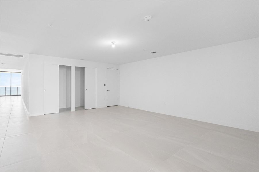 Spacious, unfurnished interior of a new home in Casamar, Pompano Beach (Image 27).
