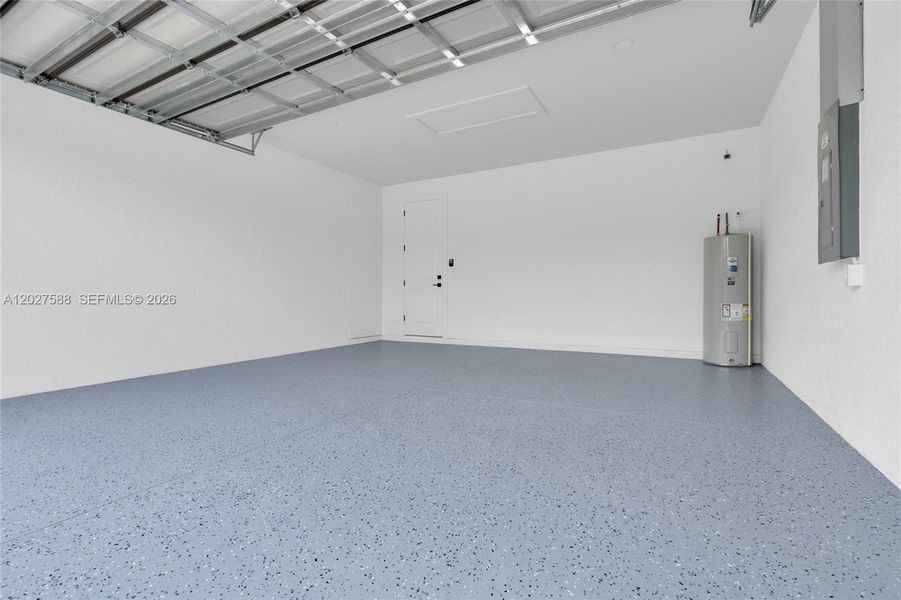 Spacious, unfurnished interior of a new home in , Lehigh Acres (Image 30).