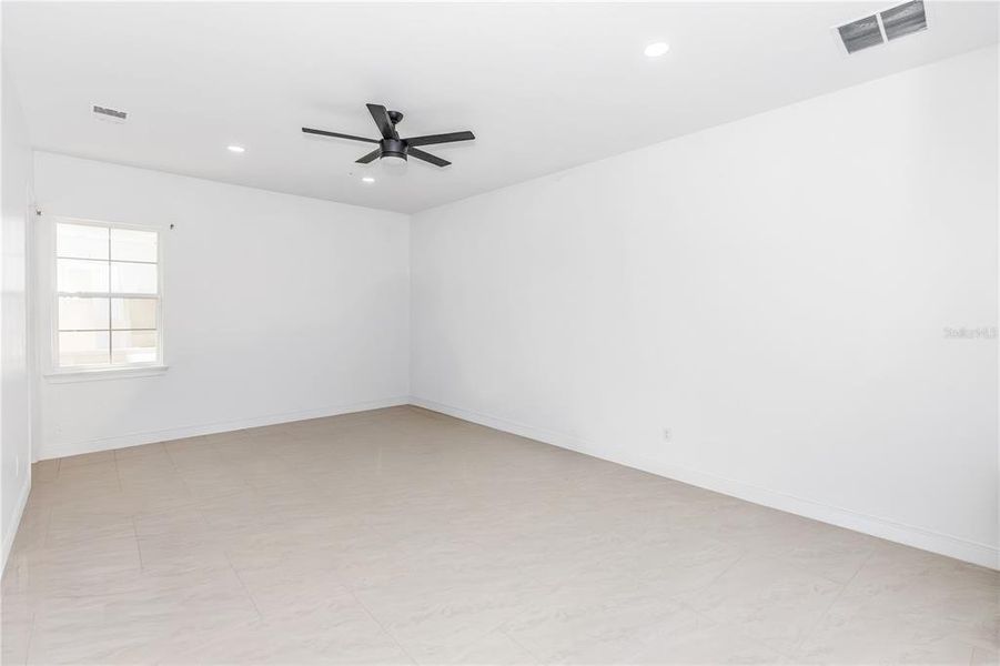Spacious, unfurnished interior of a new home in , Orlando (Image 24).