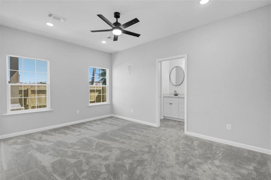 Spacious, unfurnished interior of a new home in , Freeport (Image 27).