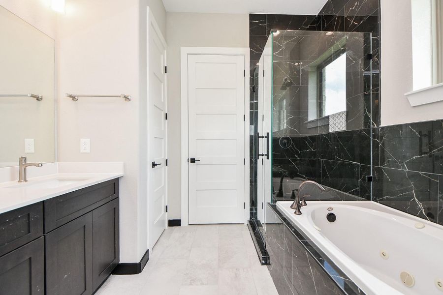 Primary Bath has Spa tub, large shower with floor to ceiling tiling! Primary Bath has Spa tub, large shower with floor to ceiling tiling!