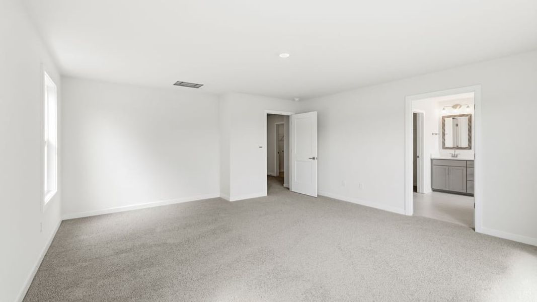 Spacious, unfurnished interior of a new home in Sycamore Cove, Woodruff (Image 35).