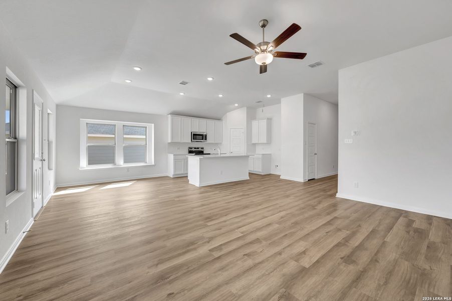 Spacious, unfurnished interior of a new home in Greenspoint Heights, Seguin (Image 24).