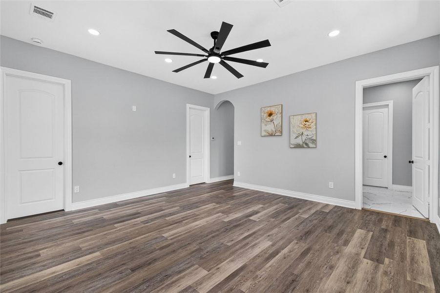 Spacious, unfurnished interior of a new home in , Willis (Image 20).
