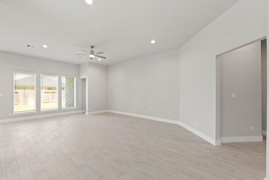 Spacious, unfurnished interior of a new home in Briarwood Crossing, Rosenberg (Image 31).