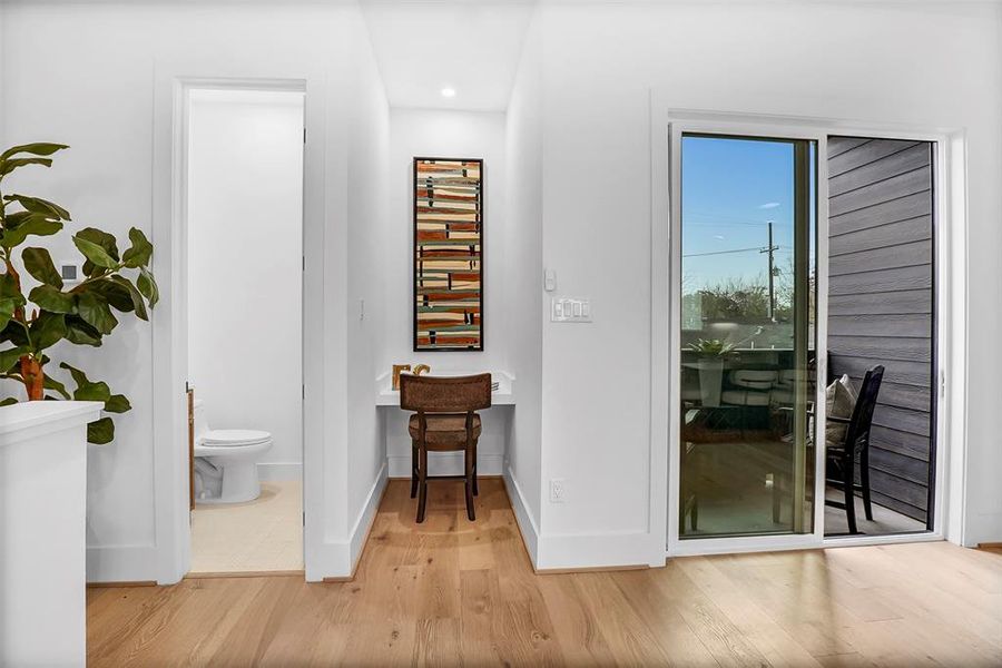 DESK NOOK NEAR BALCONY