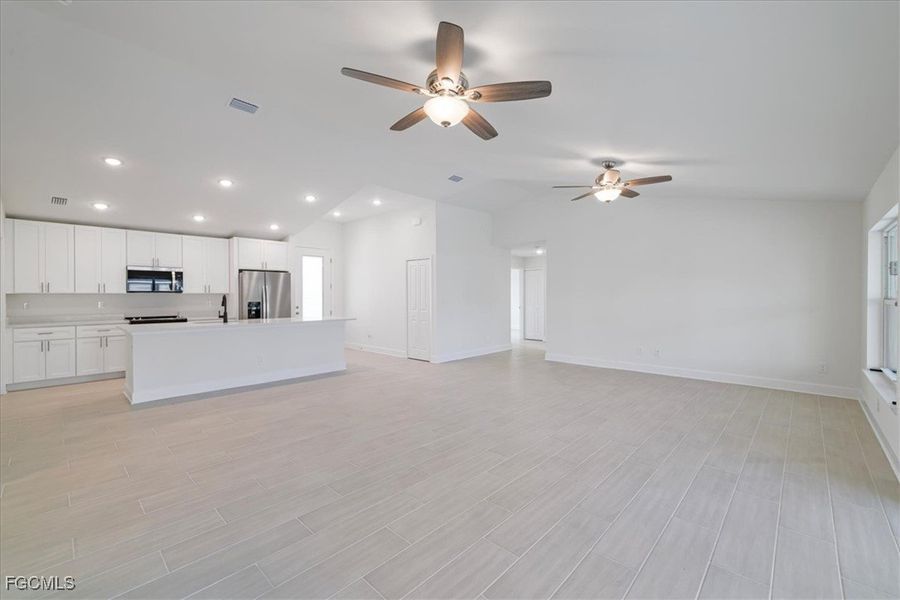 Spacious, unfurnished interior of a new home in Cape Coral, Cape Coral (Image 19).