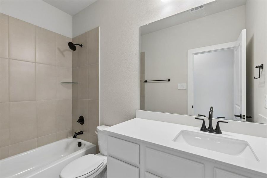 Furnished interior view inside a new home in Ellis Ranch Estates, Waxahachie (Image 12).