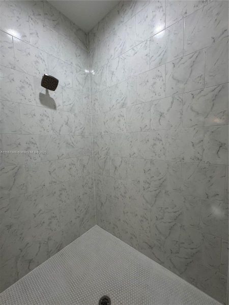 Spacious, unfurnished interior of a new home in , Lehigh Acres (Image 10).