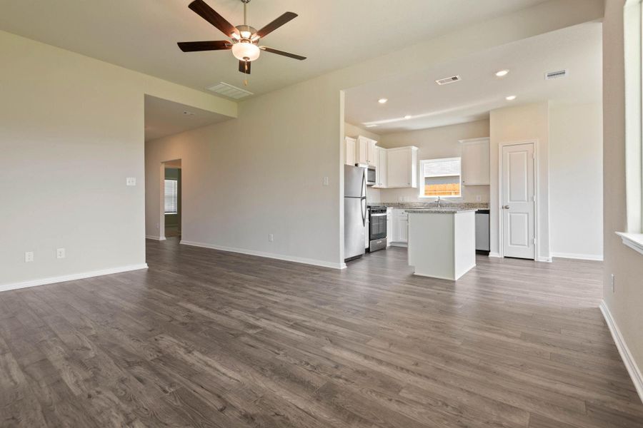 Spacious, unfurnished interior of a new home in Pinewood Trails, Cleveland (Image 14).