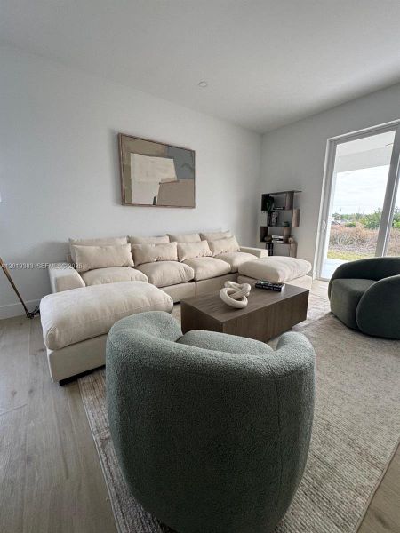 It is being sold unfurnished; the furnishings are shown for visualization purposes only. It is being sold unfurnished; the furnishings are shown for visualization purposes only.