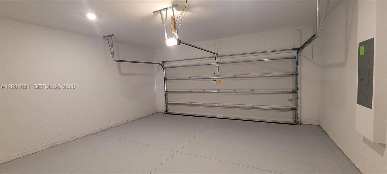 Spacious, unfurnished interior of a new home in , Orlando (Image 32).