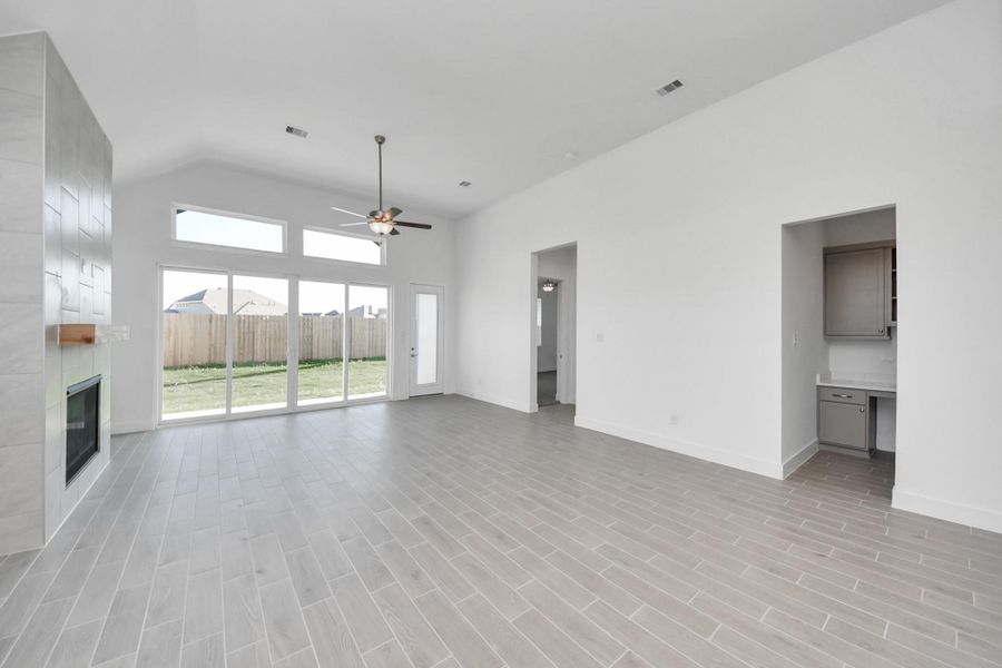 Spacious, unfurnished interior of a new home in Meridiana 50's, Manvel (Image 19). Spacious, unfurnished interior of a new home in Meridiana 50's, Manvel (Image 19).