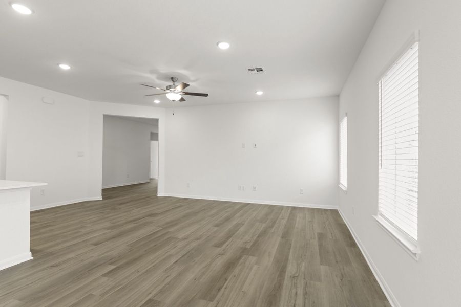 Spacious, unfurnished interior of a new home in Village at Three Oaks, Seguin (Image 21).