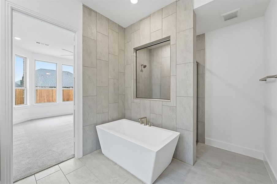 Furnished interior view inside a new home in Dove Hollow, Waxahachie (Image 9).