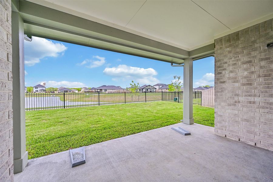 Exterior details and patio area of a home in Laurel Landing, Alvin (Image 4).