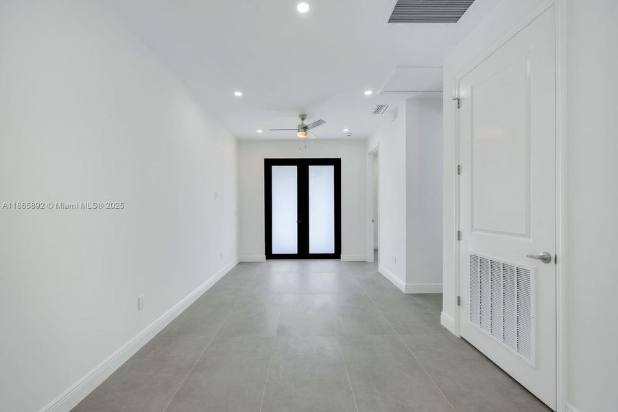 Spacious, unfurnished interior of a new home in , Naples (Image 8).