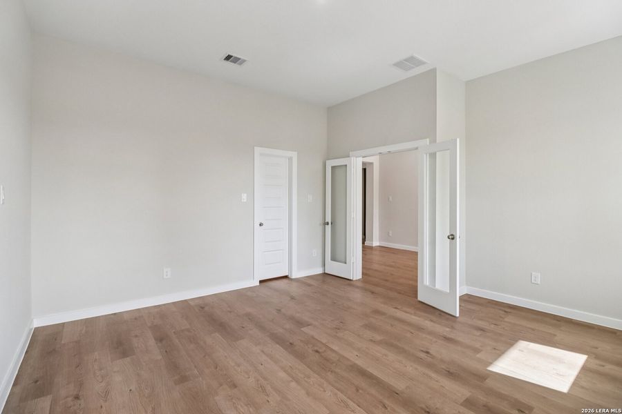 Spacious, unfurnished interior of a new home in Jordan's Ranch, San Antonio (Image 19).