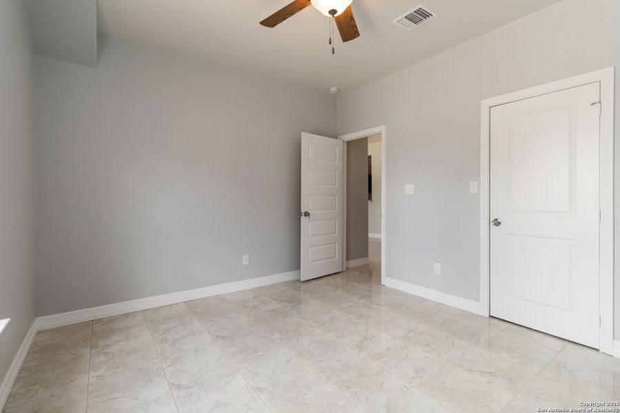Spacious, unfurnished interior of a new home in , San Antonio (Image 14).