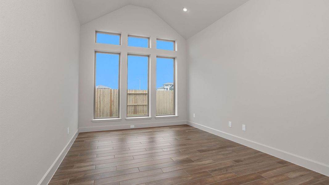 Spacious, unfurnished interior of a new home in Valencia, Manvel (Image 11).