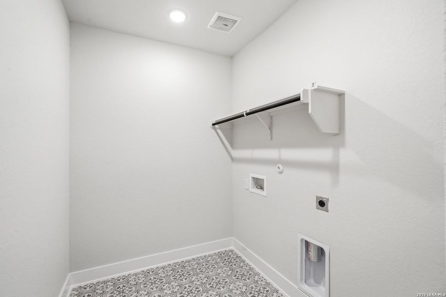 Spacious, unfurnished interior of a new home in Esperanza 50's, Boerne (Image 20).