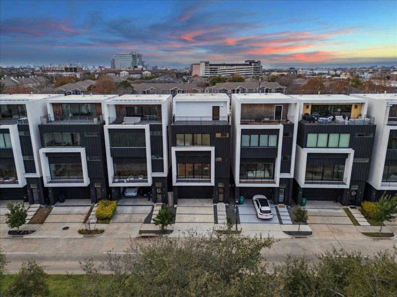 Condo located in Houston, TX showcasing its design and architecture (Image 4).