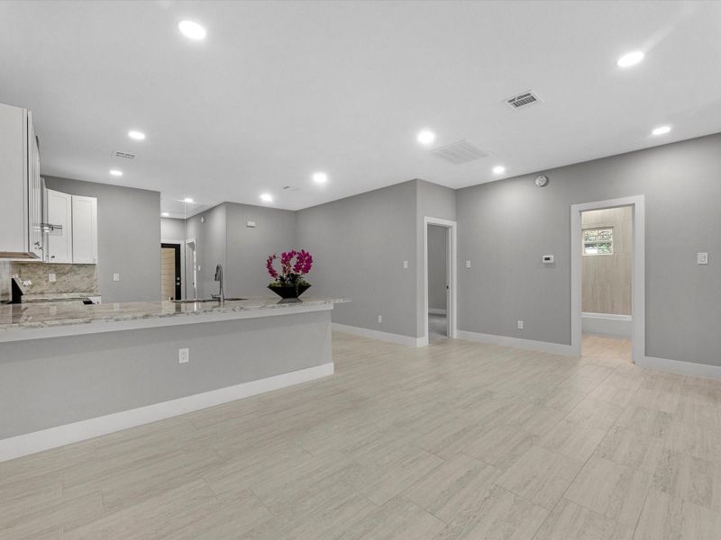 Spacious, unfurnished interior of a new home in , Houston (Image 29).