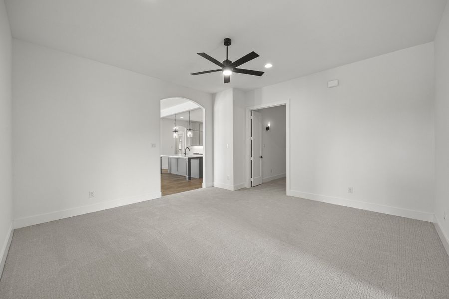 Spacious, unfurnished interior of a new home in Winding Creek, Rockwall (Image 31).