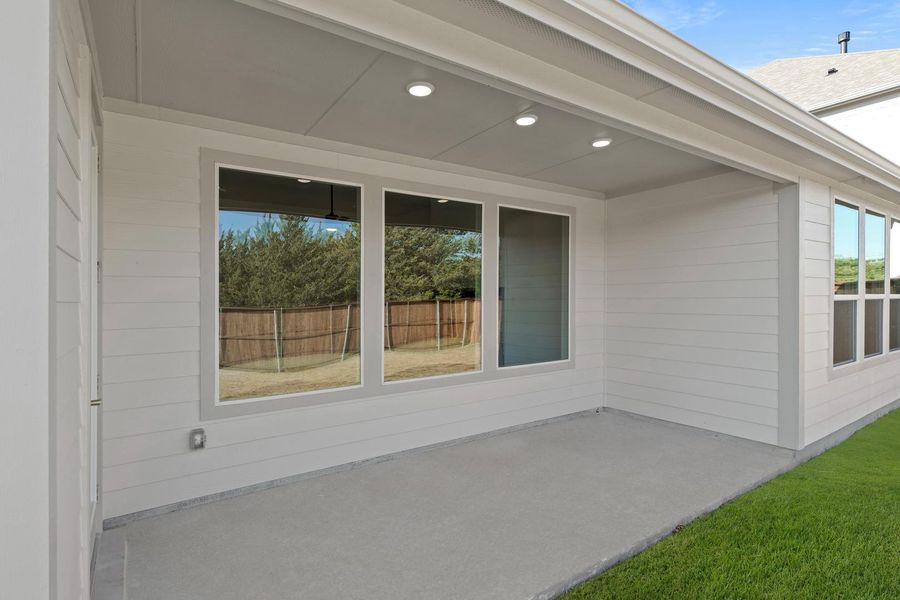 Exterior details and patio area of a home in Somerset Park, Rockwall (Image 3).