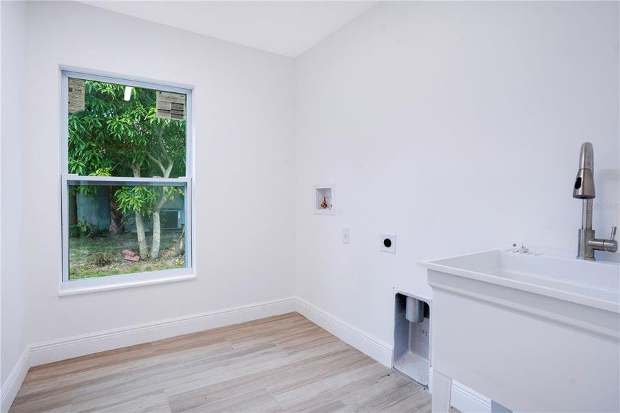 Spacious, unfurnished interior of a new home in , Palm Bay (Image 17).