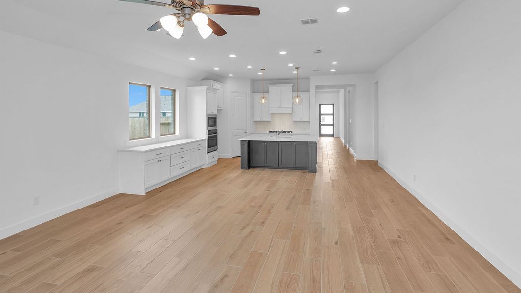 Spacious, unfurnished interior of a new home in Riceland, Mont Belvieu (Image 24).