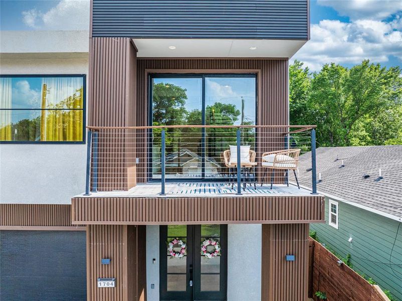 Exterior details and patio area of a home in , Dallas (Image 4).