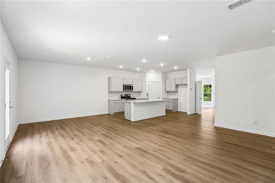 Spacious, unfurnished interior of a new home in The Pointe at Heron Bay, Locust Grove (Image 16).