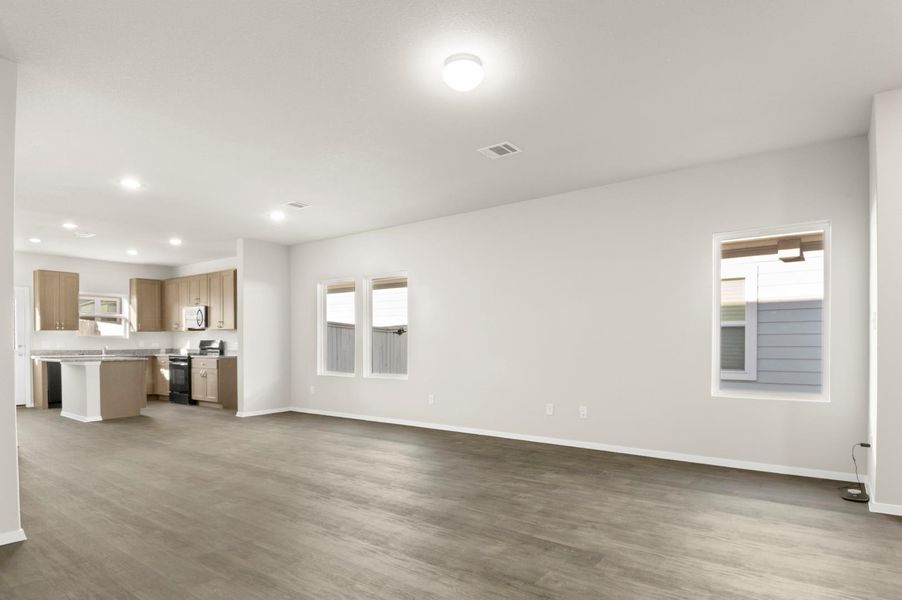 Spacious, unfurnished interior of a new home in Harvest Ridge, Elgin (Image 16).