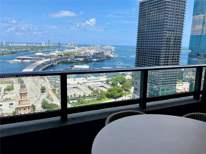 Condo located in Miami, FL showcasing its design and architecture (Image 19).
