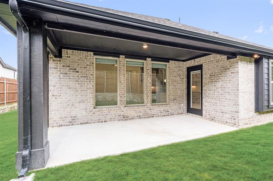 Exterior details and patio area of a home in Ridgepoint, Midlothian (Image 26).