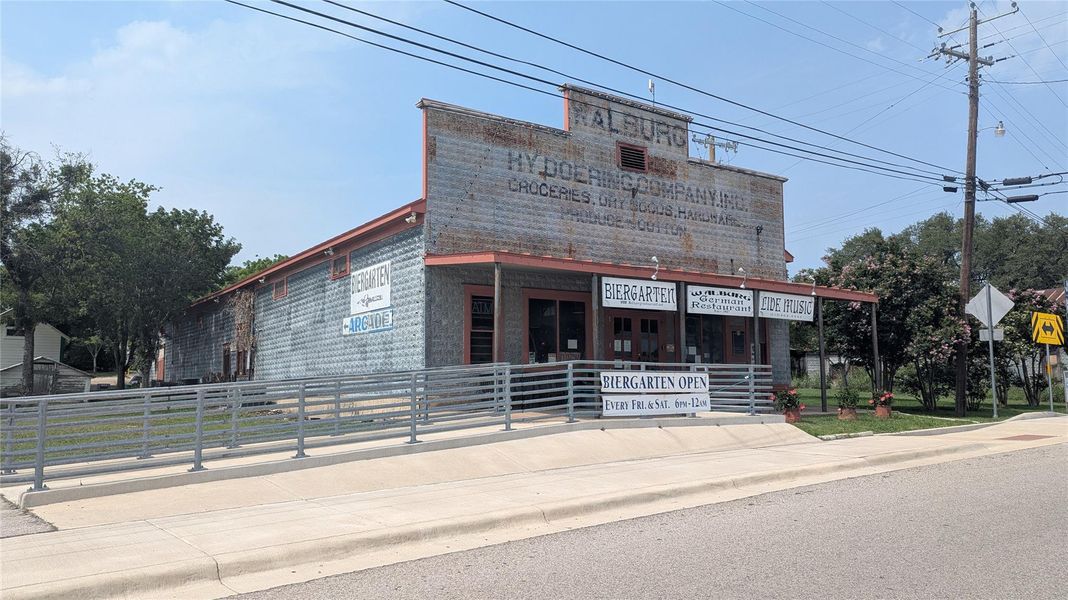 Less than 2 minutes from great food, cold beer, and live music Less than 2 minutes from great food, cold beer, and live music