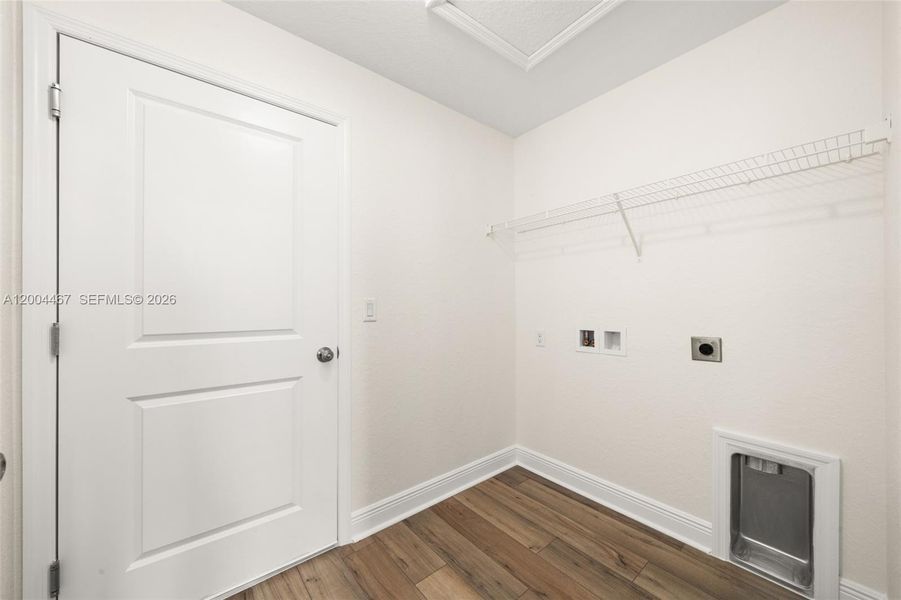 Spacious, unfurnished interior of a new home in , Sebring (Image 14).